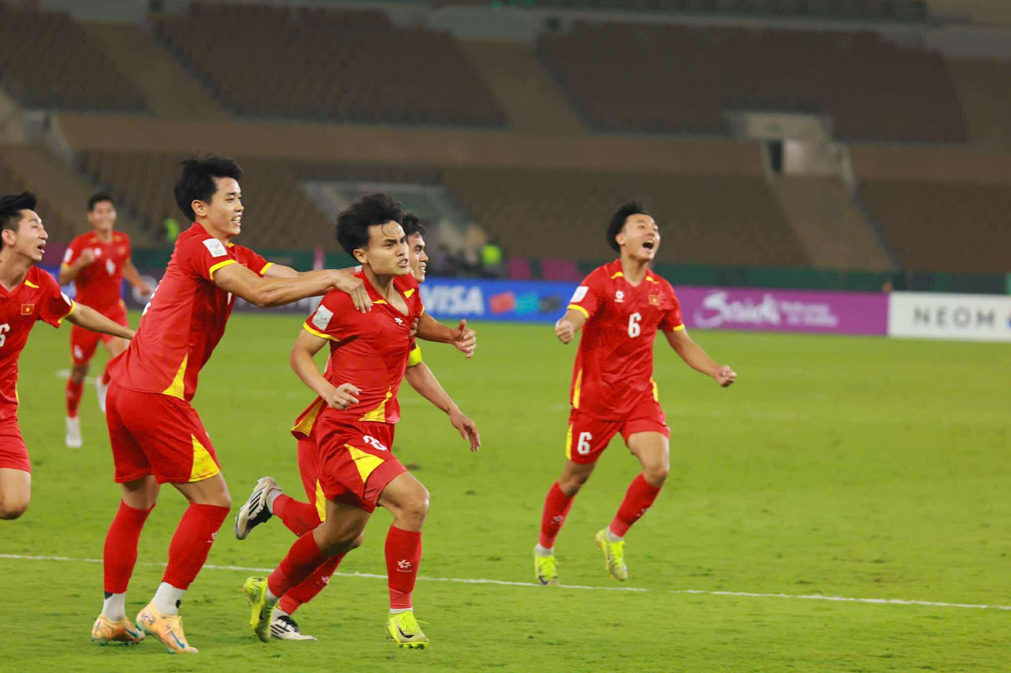 Cầu thủ U23 Việt Nam ăn mừng bàn thắng trên sân cỏ.